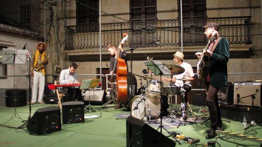 El percusionista Carlos Torres y su grupo abrieron ayer el Canjazz. // Santos Álvarez