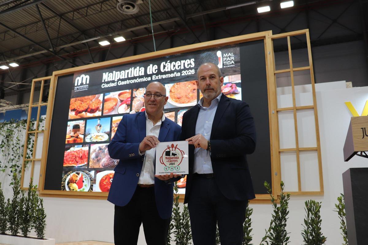 Diego Caballero, concejal de Turismo, y Alfredo Aguilera, alcalde de Malpartida de Cáceres.