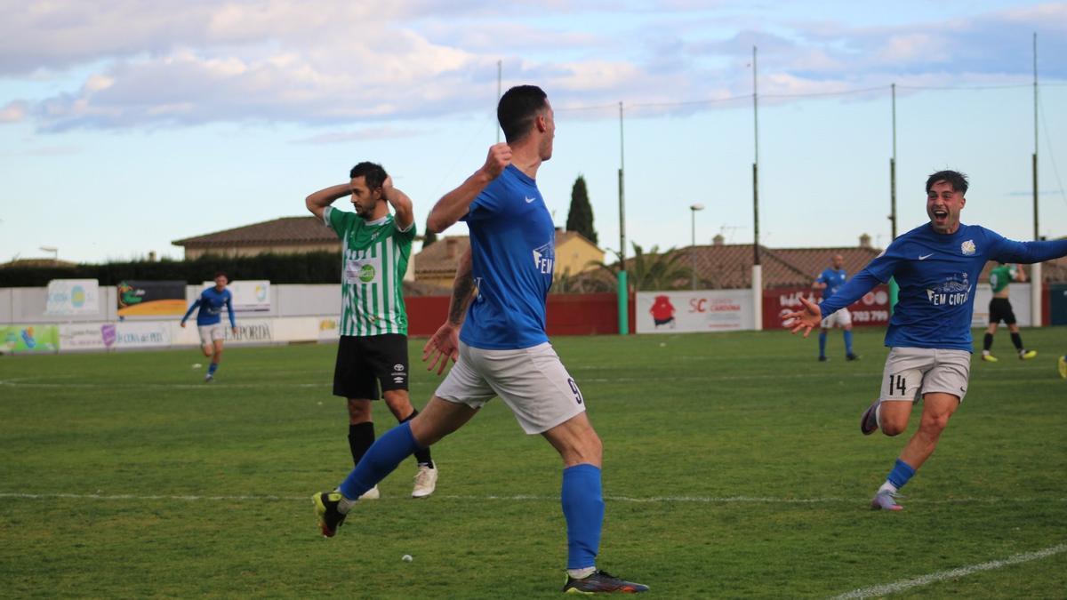 Micaló es lamenta mentre els jugadors de la Gram celebren el gol.