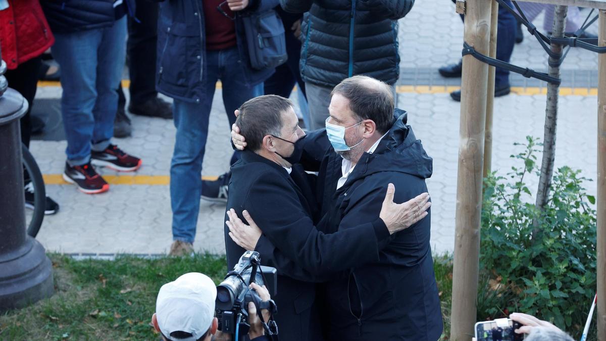 El presidente de ERC, Oriol Junqueras, abraza al coordinador general de EH Bildu, Arnaldo Otegi.