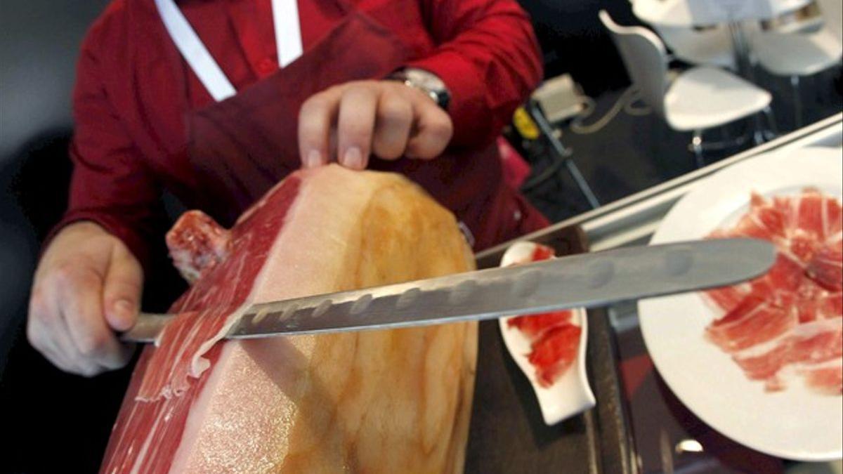 Corte de un jamón ibérico.