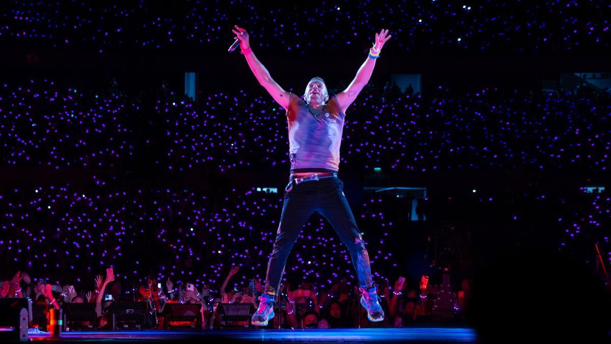 Chris Martin de Coldplay durante el primero de diez conciertos de la gira 'Music Of The Spheres World Tour' en  Buenos Aires.