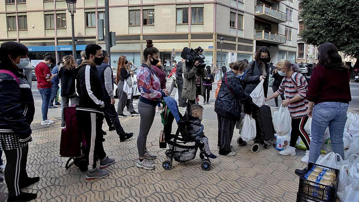 Cues en un repartiment d’aliments a València el passat mes de març. | J. M. LÓPEZ