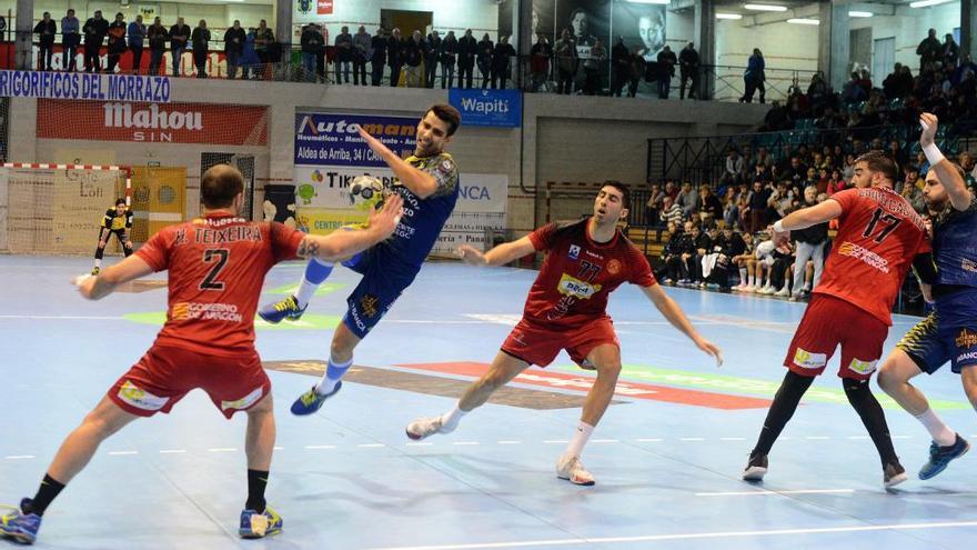 David Chapela en una acción del partido de hoy ante el Bada Huesca. // Gonzalo Núñez