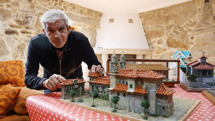 José Manuel Magdalena posa con su maqueta del enclave religioso