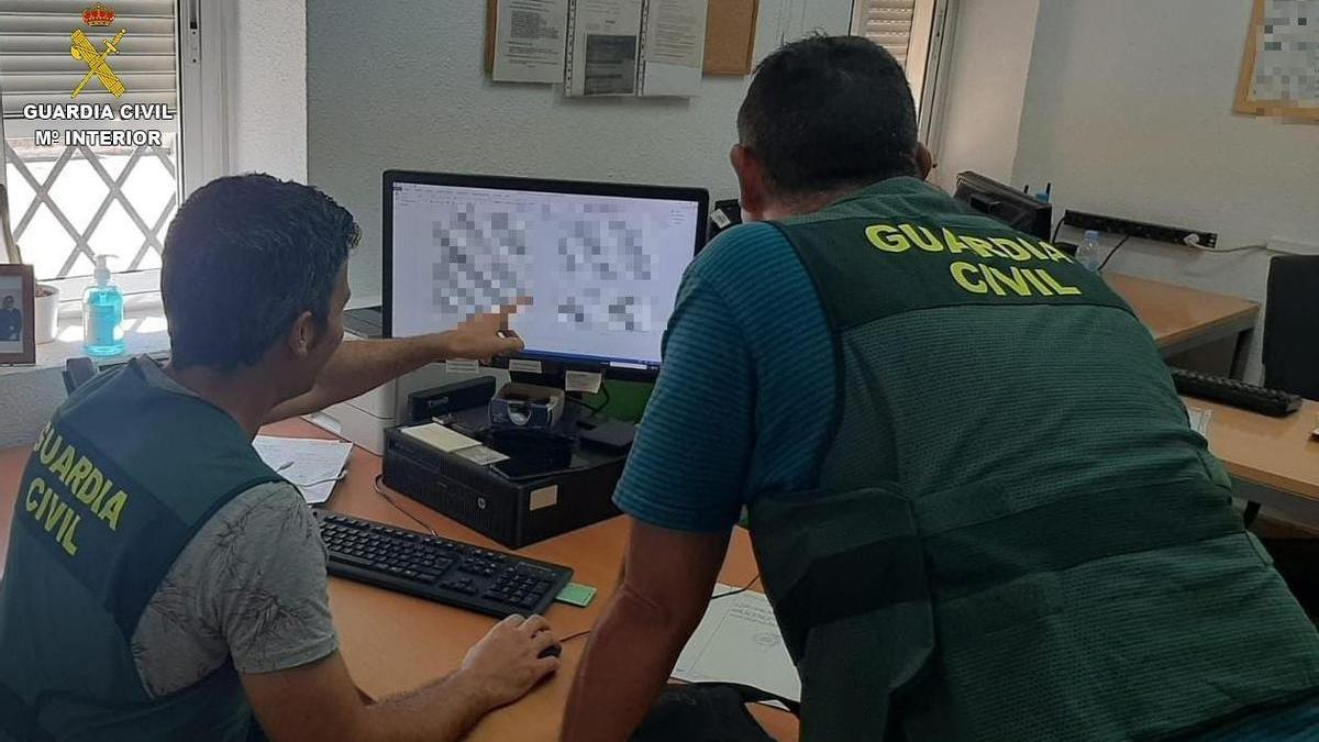 Investigadores de la Guardia Civil.