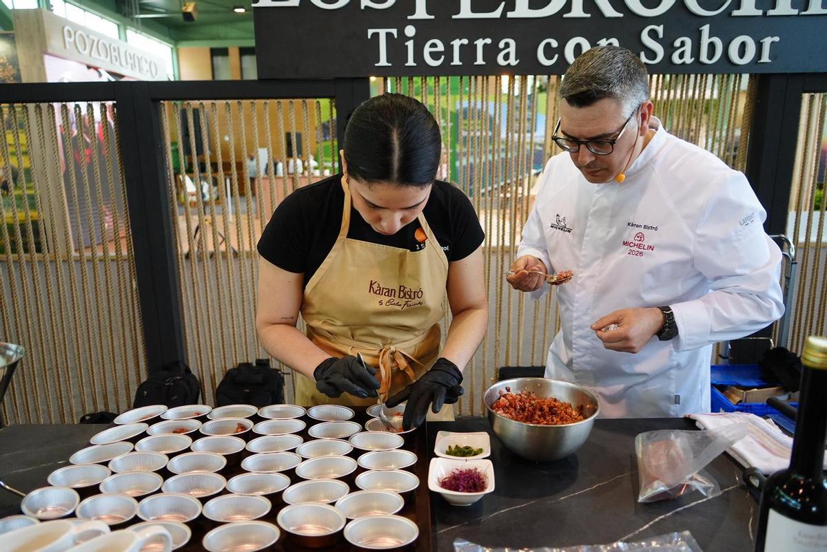 Carlos Fernández, de Karan Bistró, cocina en vivo con productos de la dehesa.