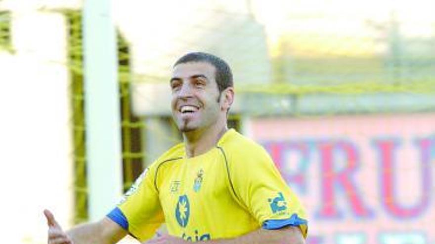 Roberto Trashorras celebra un gol esta temporada.