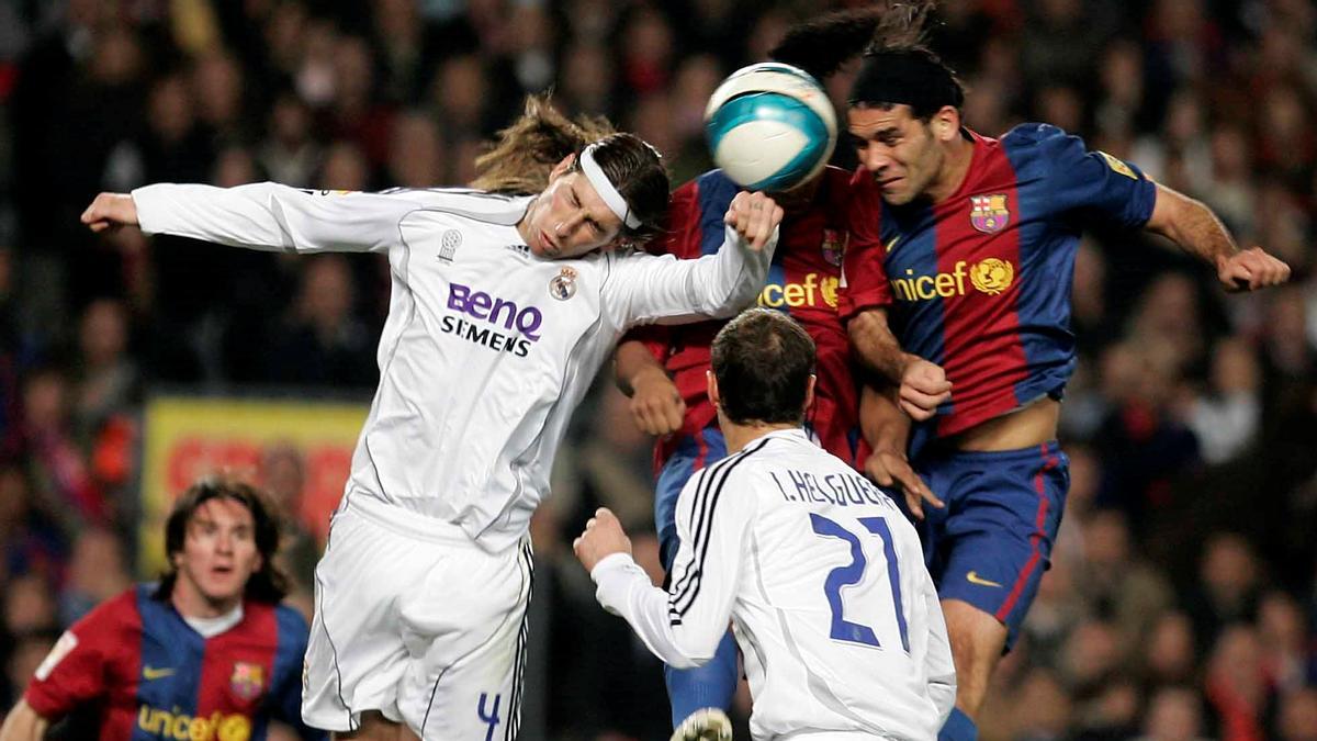 Márquez cabecea frente a la oposición de Sergio Ramos en el Barça-Madrid de  2007.