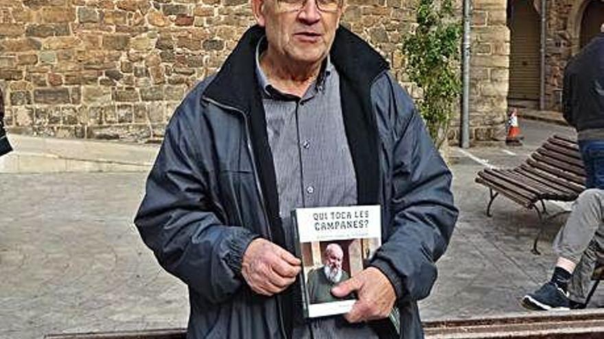 Francesc Caballé amb el llibre