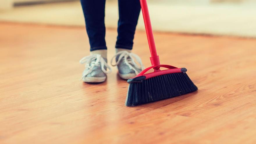 La razón lógica por la que la gente echa sal a la escoba: soluciona uno de los grandes problemas de la limpieza de casa