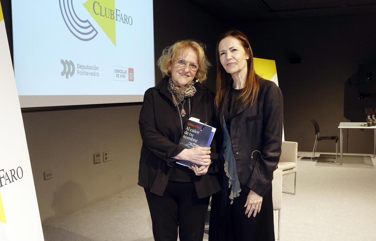 La filóloga y escritora Selena Millares (d.), presentada en el Club Faro por la periodista María Xosé Porteiro (i.).