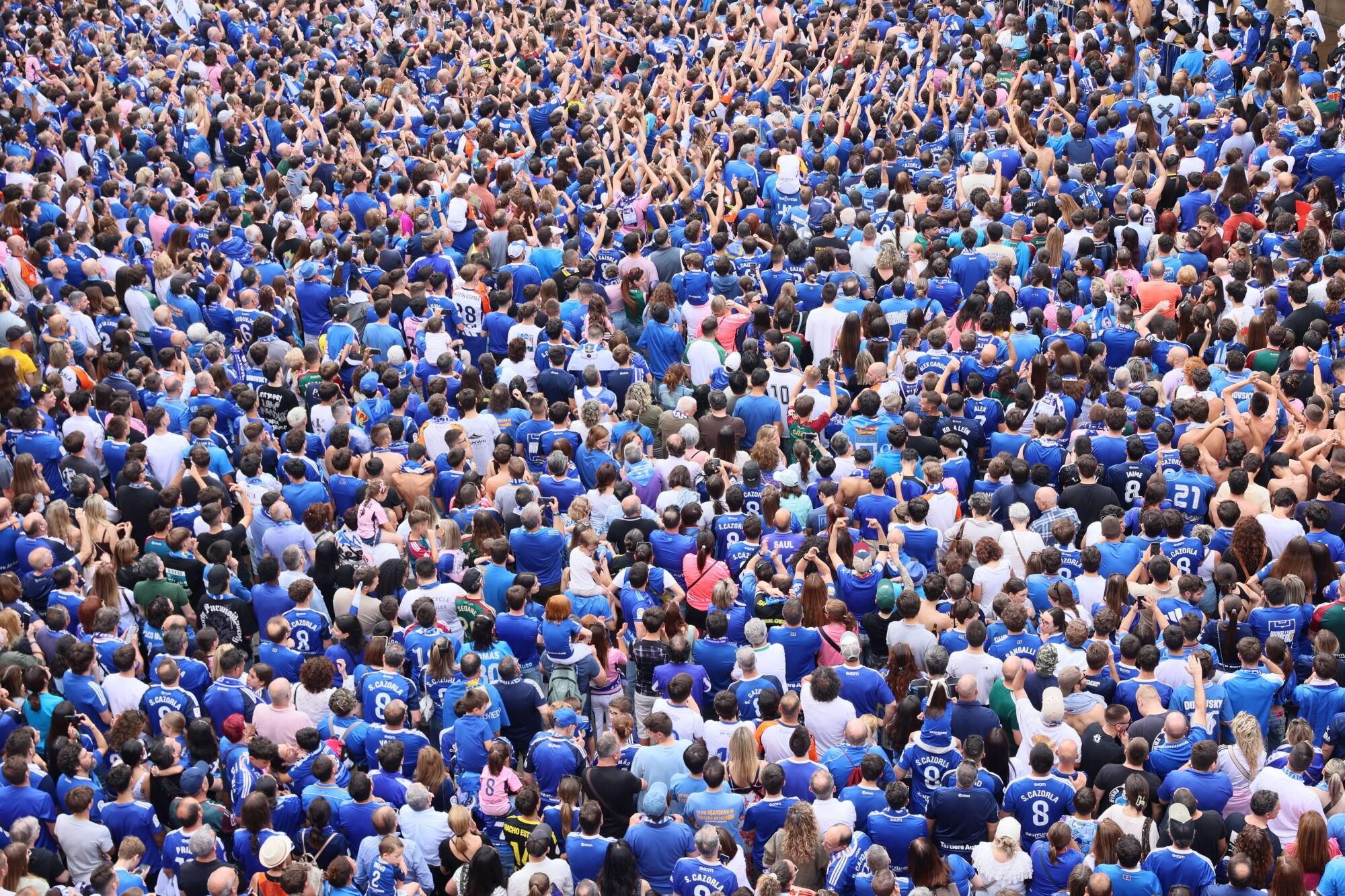 Locura azul en las calles de Oviedo para celebrar el ascenso del equipo a Primera División