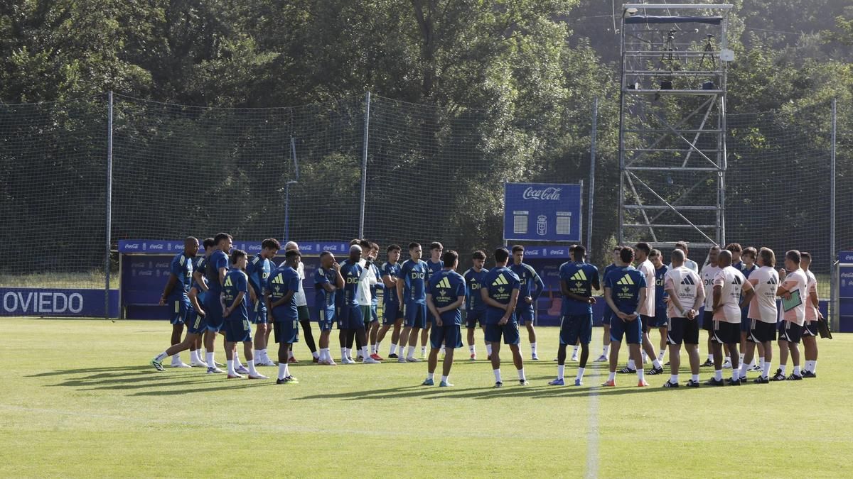 Los futbolistas del Oviedo escuchan atentamente a Veljko Paunovic