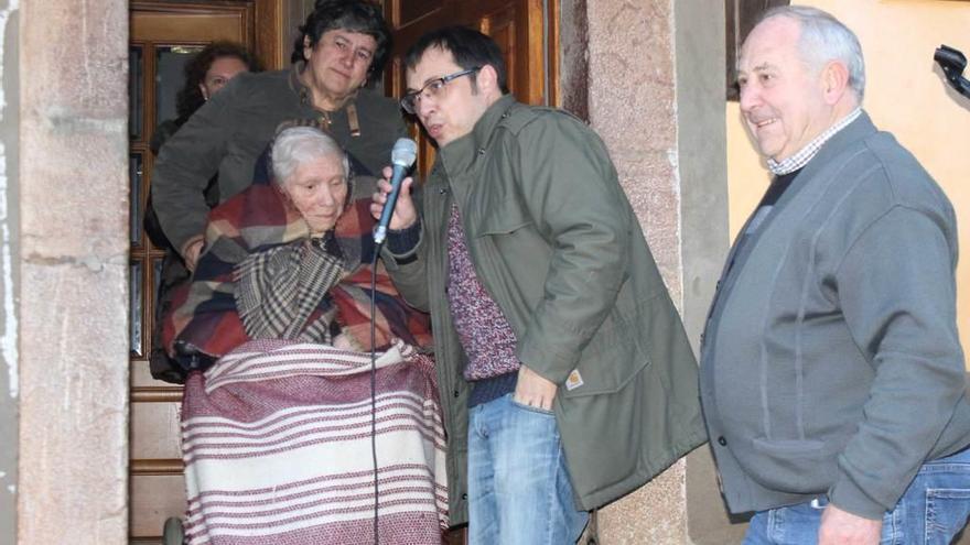 Celestina Sánchez, con su nieto Xosé Ambás y su hijo Sancho Fernández; detrás, Margarita Fernández.