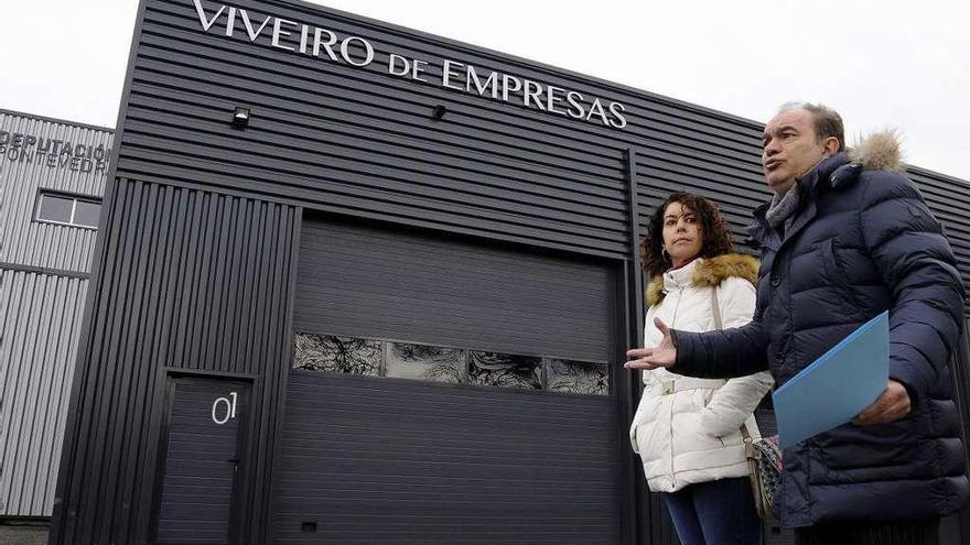 José Crespo y María José Senande, ante el inmueble del vivero de empresas. // Bernabé/Javier Lalín