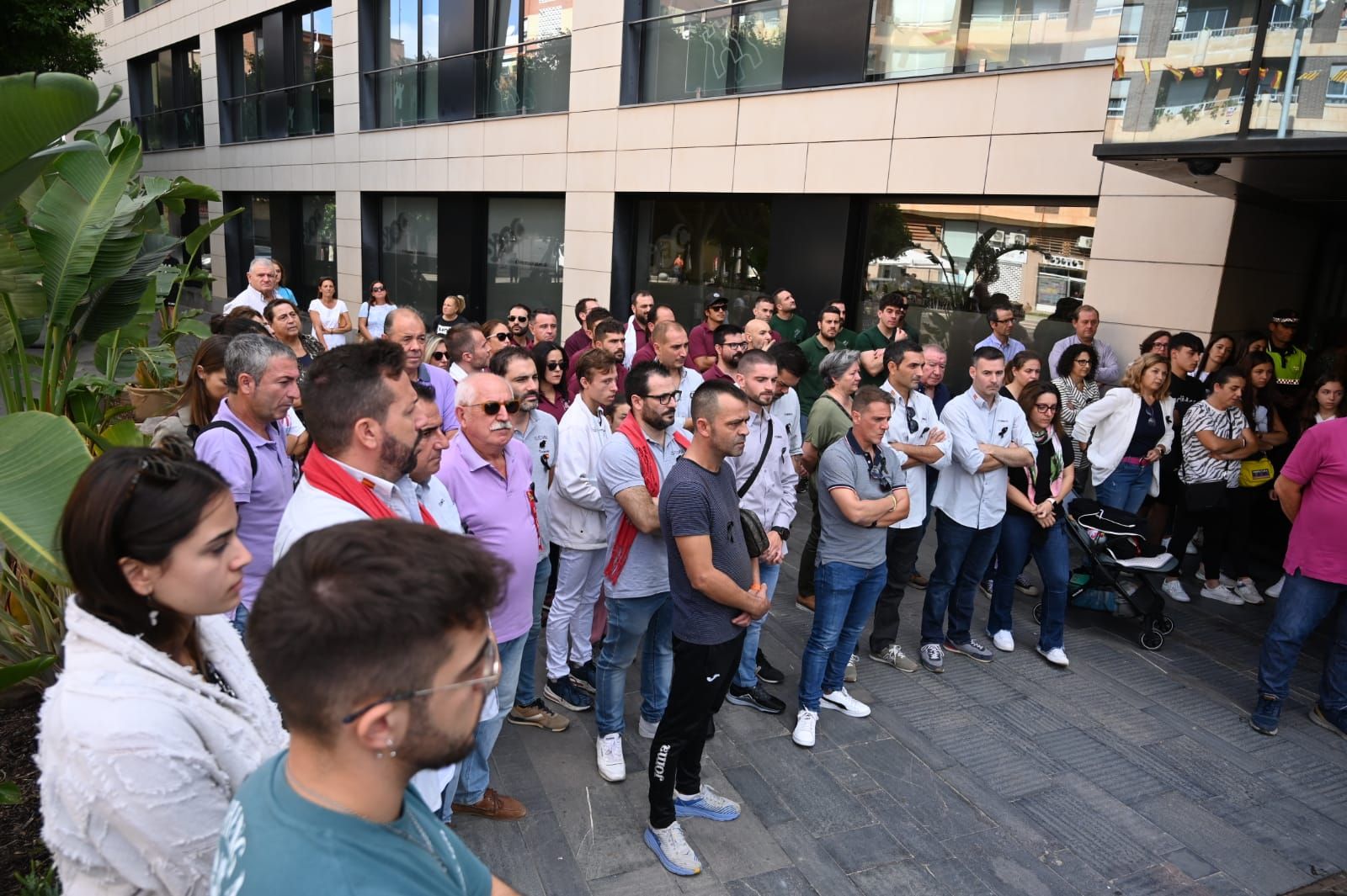 Fotos del minuto de silencio en Almassora en memoria del hombre fallecido en los 'bous al carrer'