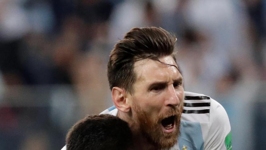 Messi celebra un gol con Marcos Rojo con la selección de Argentina.