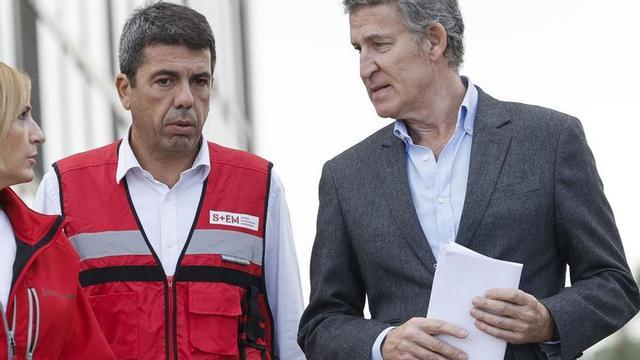 Carlos Mazón (esquerra) i Alberto Núñez Feijóo, al Cecopi del País Valencià després de la dana. | KAI FOSTERLING / EFE