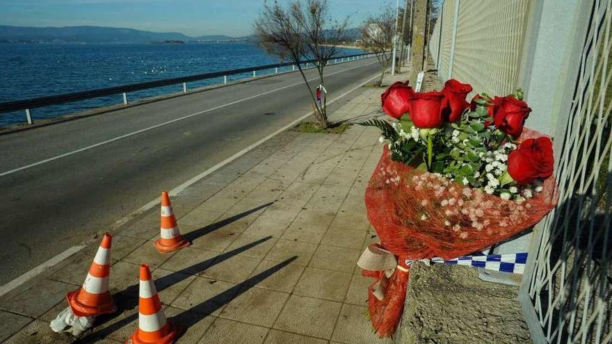 Un ramo de rosas señalaba el lugar donde se produjo el accidente mortal. // Iñaki Abella/ Cedida