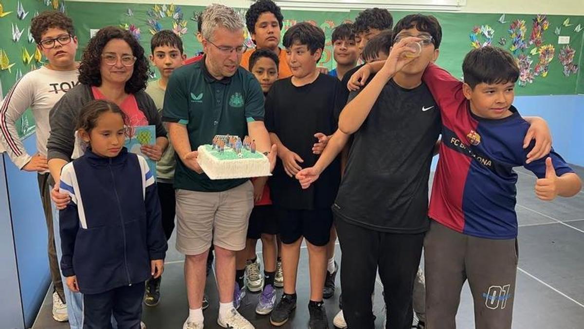 Óscar del Estal, con sus alumnos celebrando el final de curso.