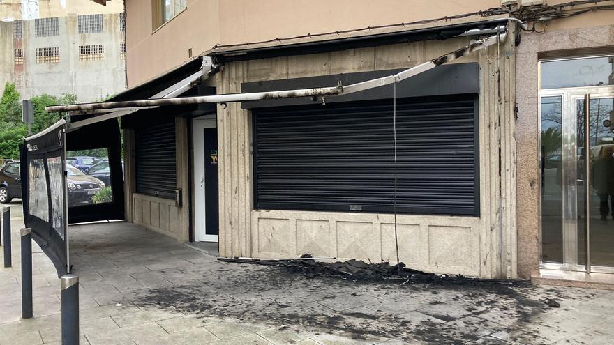 Vecinos de Sada denuncian un incendio intencionado que calcinó la terraza de un bar