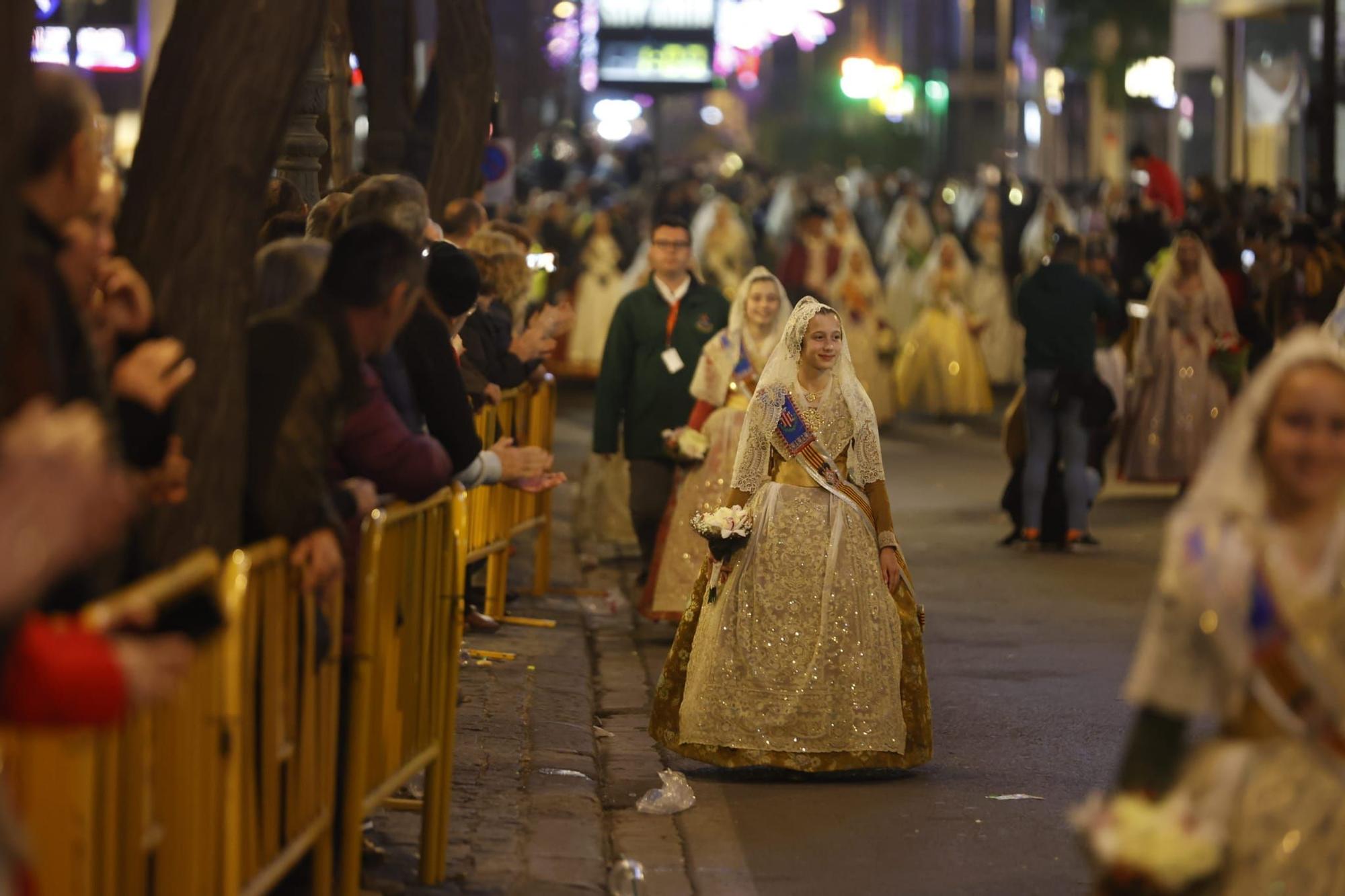 Ofrenda Fallas 2023 | Así ha sido la llegada de Paula Nieto a la plaza de la Virgen