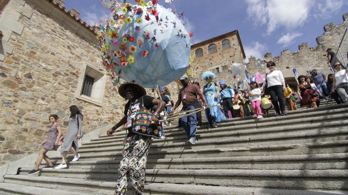 Un desfile de Womad en la plaza Mayor de Cáceres.