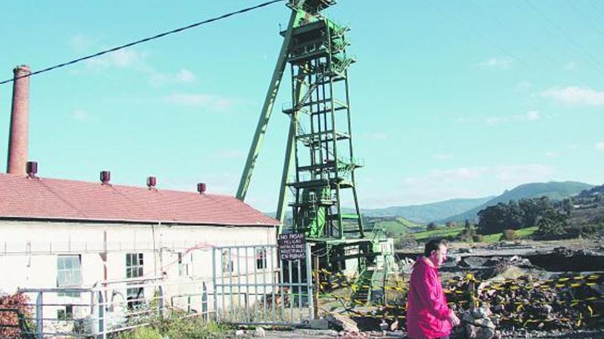 El castillete del pozo número dos de Mina La Camocha, una de las instalaciones adjudicadas por el juez para achatarrar.