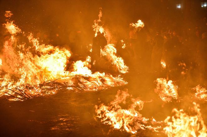 Fotogalería | Así fue la noche de los Escobazos en Jarandilla de la Vera