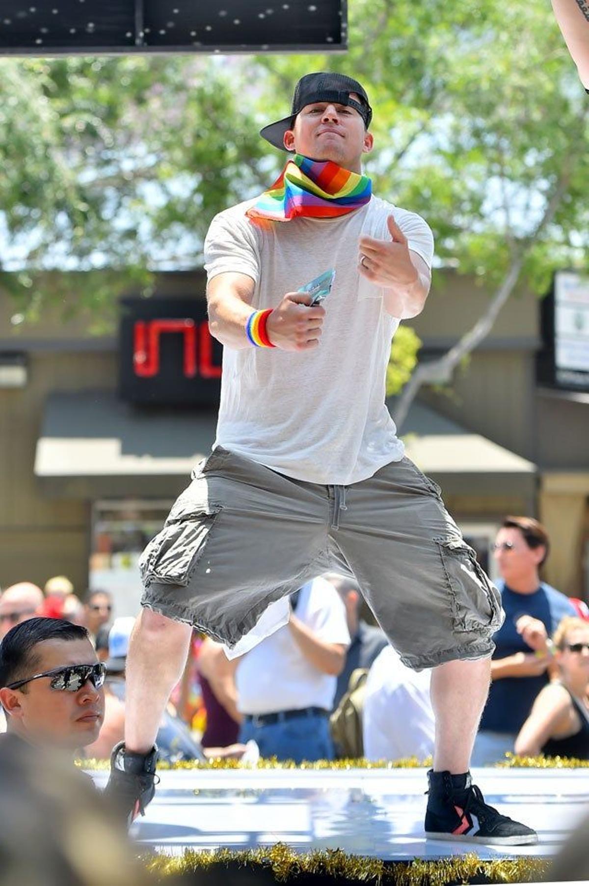 Channing Tatum baile en el desfile del Orgullo de West Hollywood