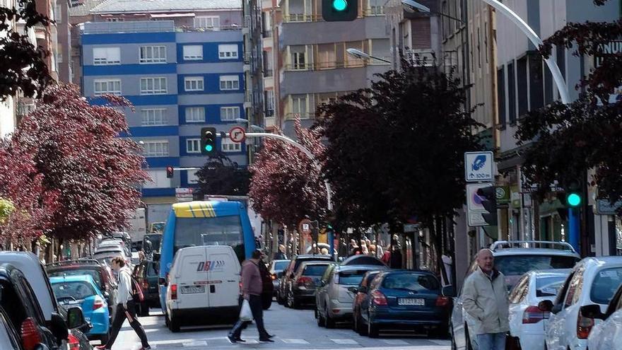 Semáforos en verde en la calle Manuel Llaneza de Mieres.