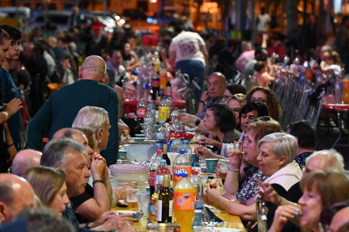 Fotogalería I La plaza del Estadio de la Cerámica, a rebosar en la macrocena de veinos de Sant Pasqual Fotogalería I La plaza del Estadio de la Cerámica, a rebosar en la macrocena de veinos de Sant Pasqual