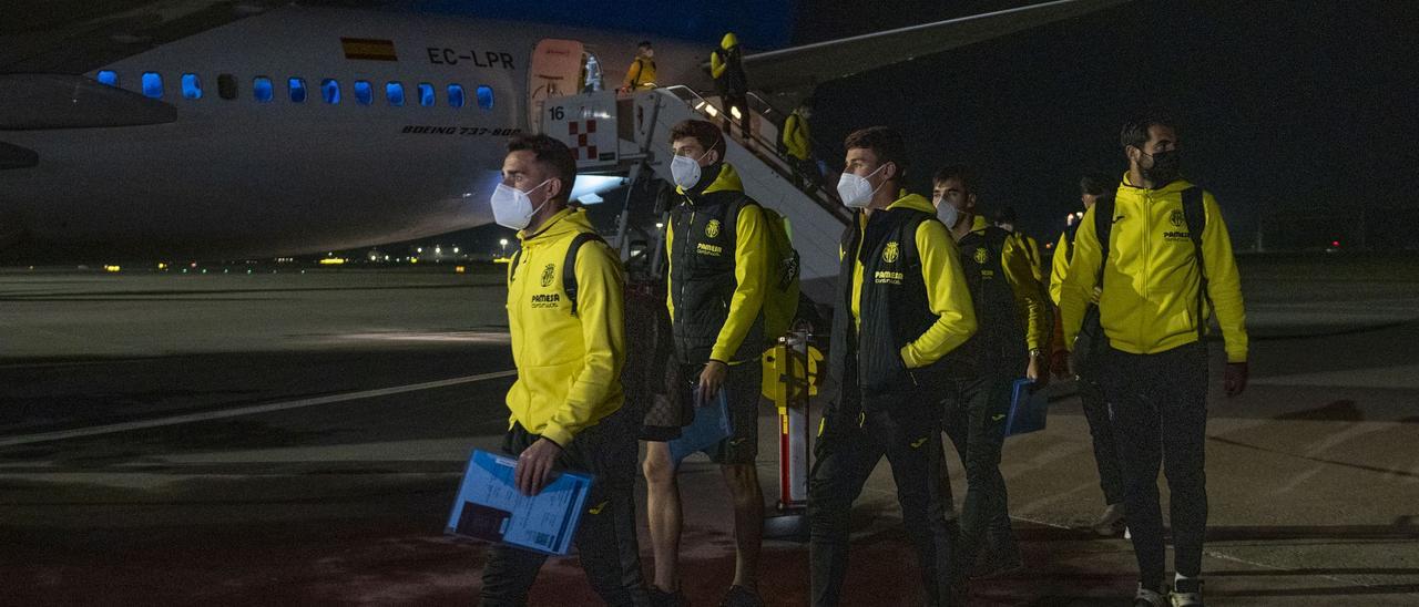 Los futbolistas del Villarreal, a su llegada al Aeropuerto de Bérgamo en la noche del martes.