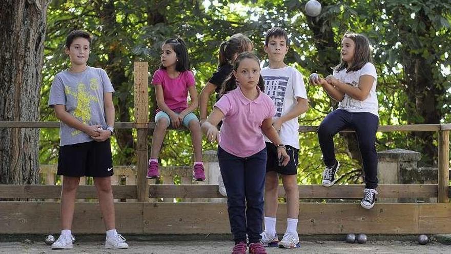 Los pequeños en el campeonato de petanca. // Bernabé/JavierLalín