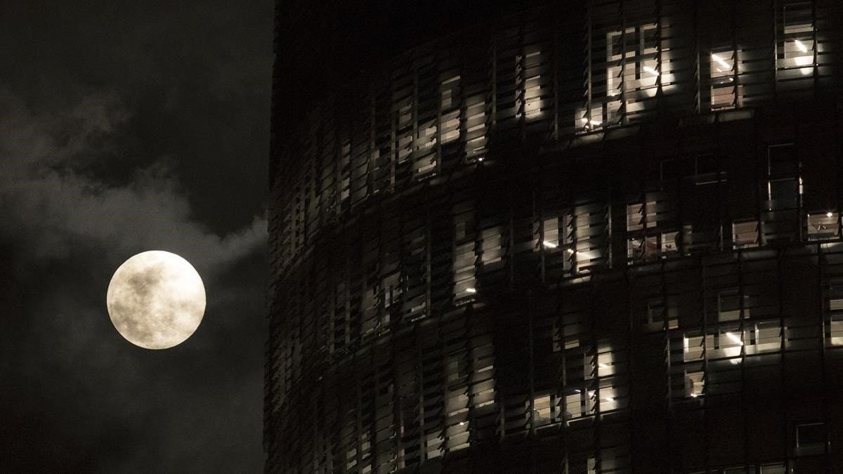 La 'superluna' del pasado 19 de febrero, con la Torre Agbar al lado.