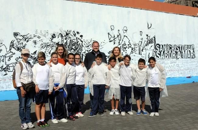 Vecinos de San Cristóbal pintan el nuevo mural