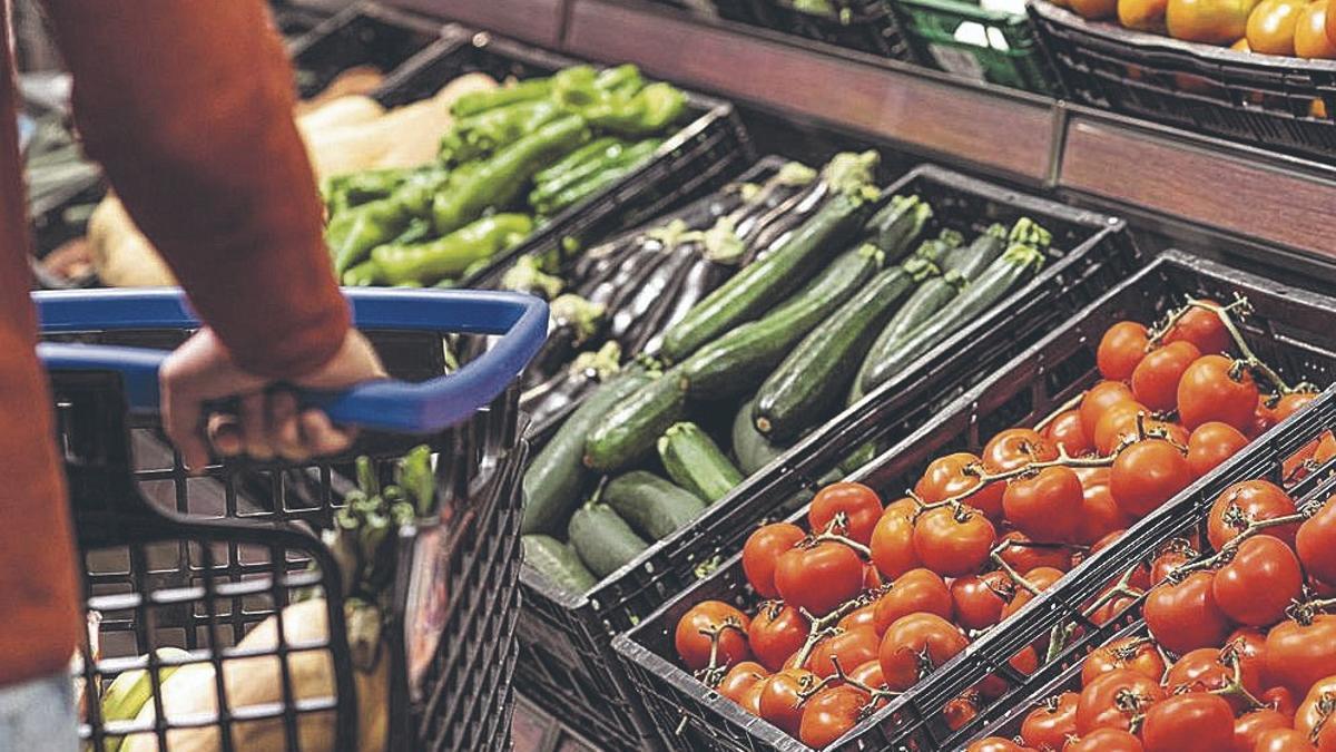 tomates y verduras en un supermercado