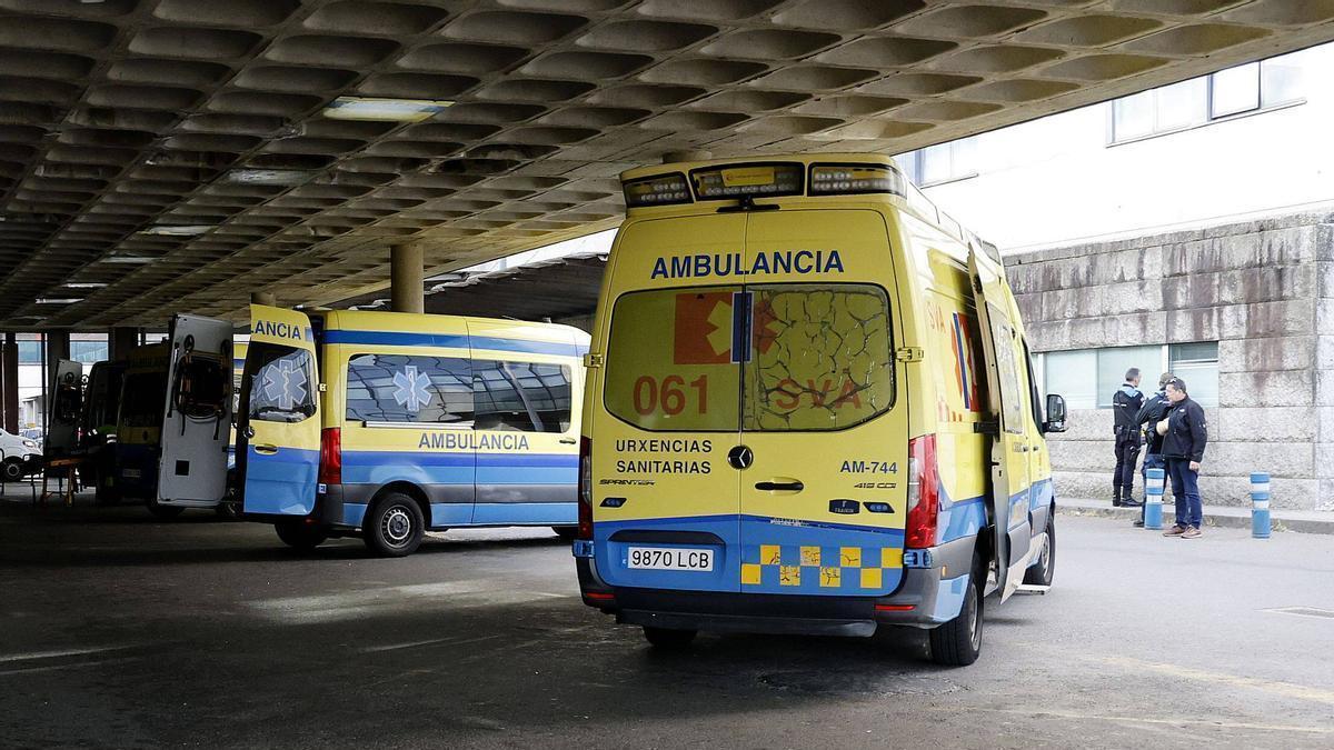 Varias ambulancias en la entrada principal de Urgencias del Clínico de Santiago.