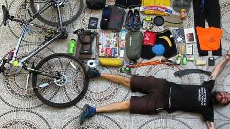 El joven valenciano, con su bicicleta y el material que lleva.