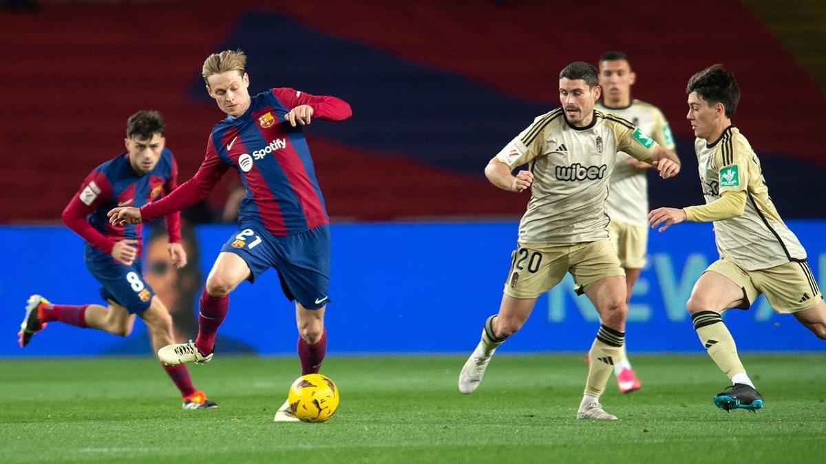 De Jong conduce el balón ante la presión de dos jugadores del Granada.