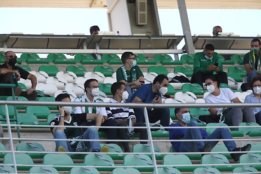 Aficionados asistentes al encuentro Córdoba CF-Balompédica Linense