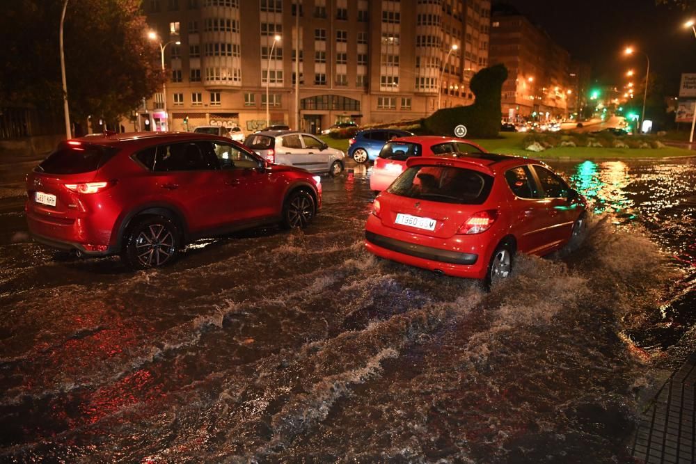 Una tromba de agua deja inundaciones en A Coruña