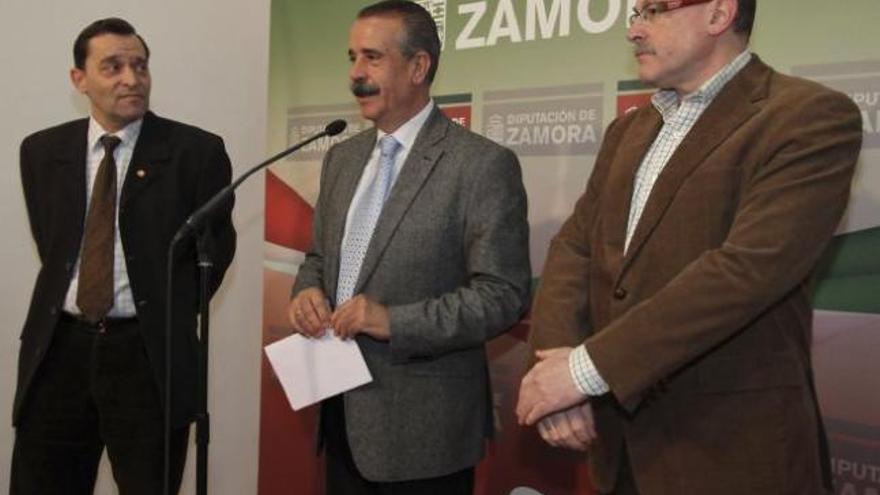 Pedro García, José Luis Bermúdez y Juan Carlos González presentan el libro.
