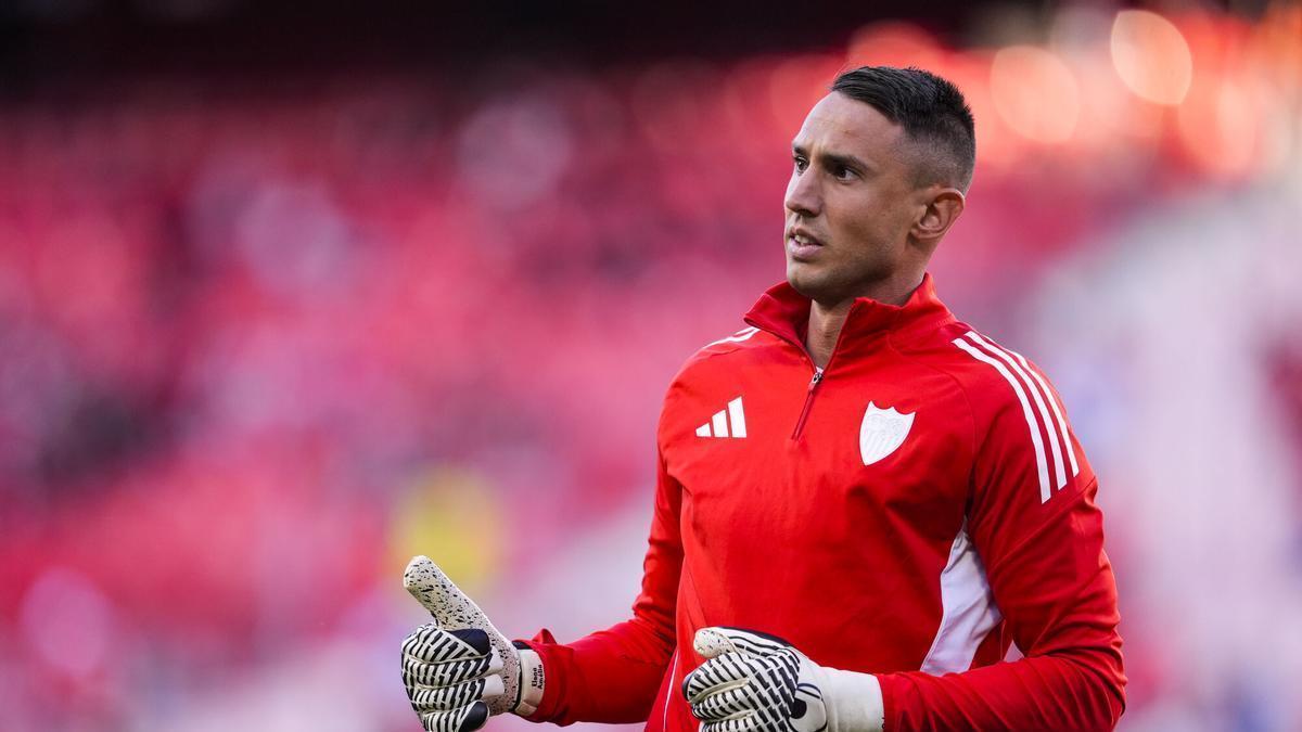 Odysseas Vlachodimos, en el calentamiento de un partido del Sevilla FC en el Ramón Sánchez-Pizjuán esta temporada