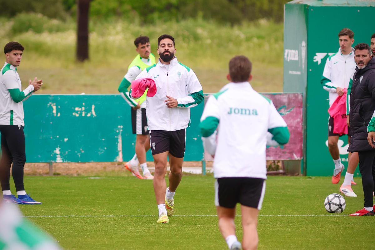 Rubén Alves, de cara en el centro, en la sesión de trabajo de este miércoles.