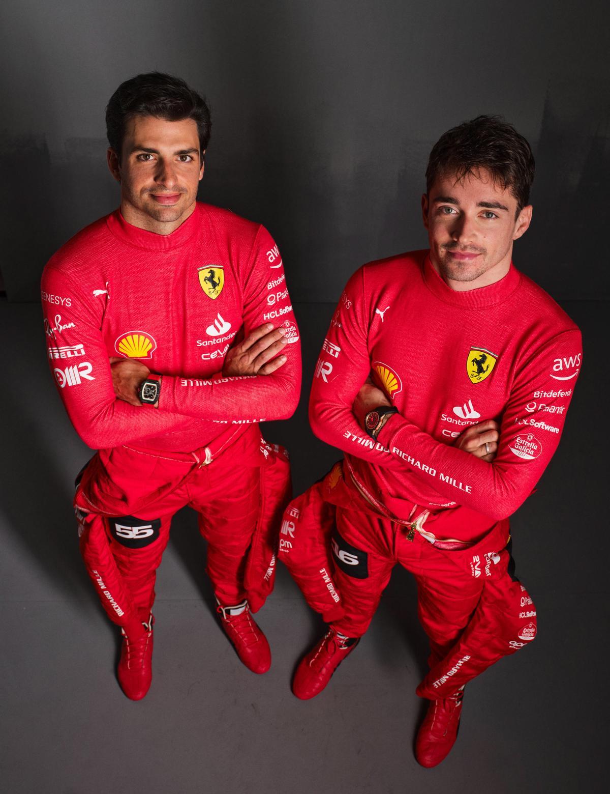 Ferrari muestra al nuevo director del equipo Frederic Vasseur y a los pilotos Carlos Sainz Jr. y Charles Leclerq posando con el nuevo Ferrari SF-23 en la presentación en Maranello, Italia