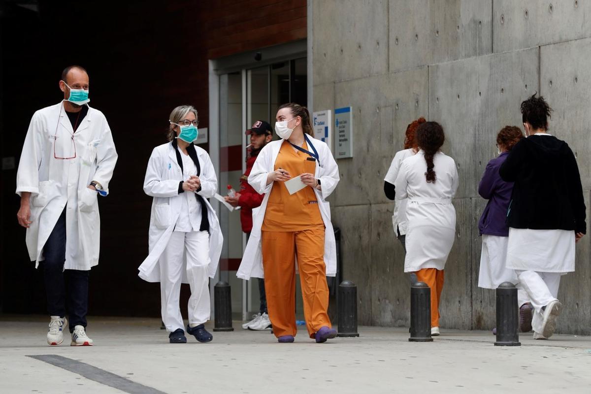 GRAFCAT3207. L’HOSPITALET (BARCELONA), 19/03/2020.- Personal medico en el Hospital de Bellvitge en L’Hospitalet (Barcelona), este jueves, durante la quinta jornada en estado de alarma por la pandemia de coronavirus. EFE/Toni Albir