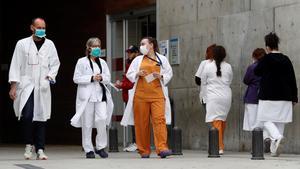 GRAFCAT3207. L’HOSPITALET (BARCELONA), 19/03/2020.- Personal medico en el Hospital de Bellvitge en L’Hospitalet (Barcelona), este jueves, durante la quinta jornada en estado de alarma por la pandemia de coronavirus. EFE/Toni Albir