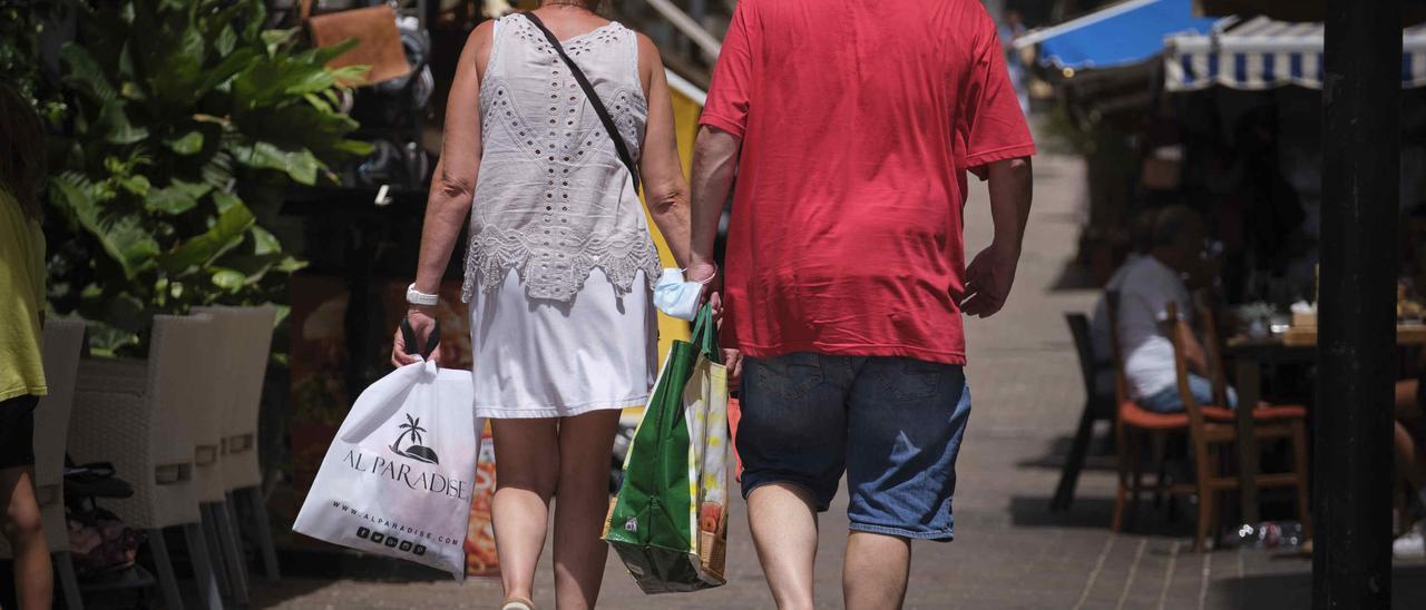 Dos personas acceden a una zona comercial en el Sur de Tenerife.